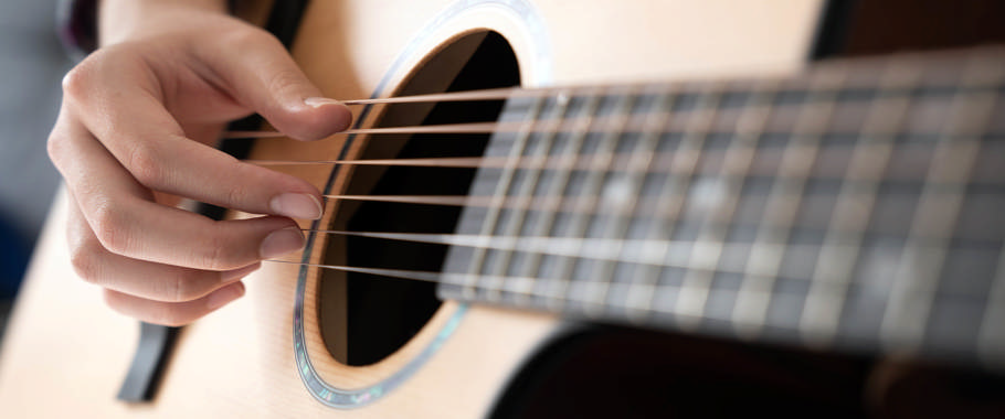 Dekorativt billede af en der spiller på guitar